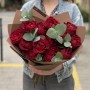 13 пионовидных роз Coqueta с эвкалиптом в букете «Изысканная Кокетка»
