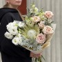 Светлый изысканный букет с протеей «Элегантная Кристина»