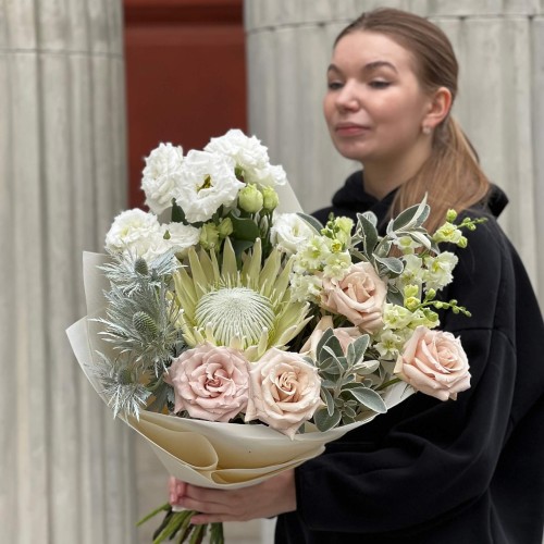 Светлый изысканный букет с протеей «Элегантная Кристина»
