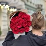 11 яскравих півонієвидних троянд Red Piano у букеті «Музика душі»