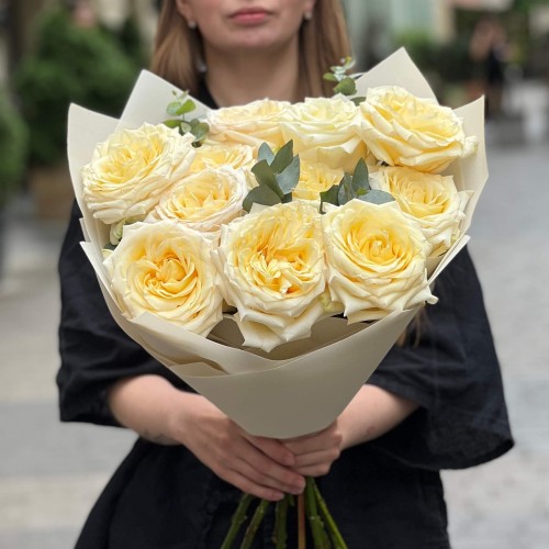 11 об'ємних еквадорських троянд Candlelight у букеті «Світло душі»