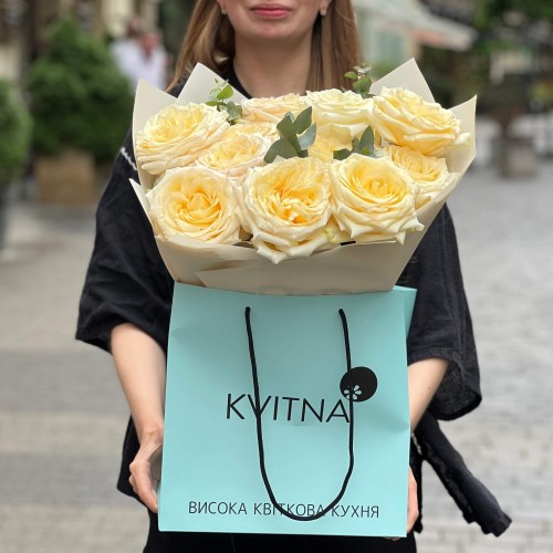 11 об'ємних еквадорських троянд Candlelight у букеті «Світло душі»