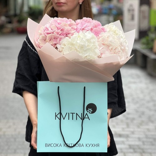 Bouquet of 5 delicate hydrangeas «Berry Marshmallow»