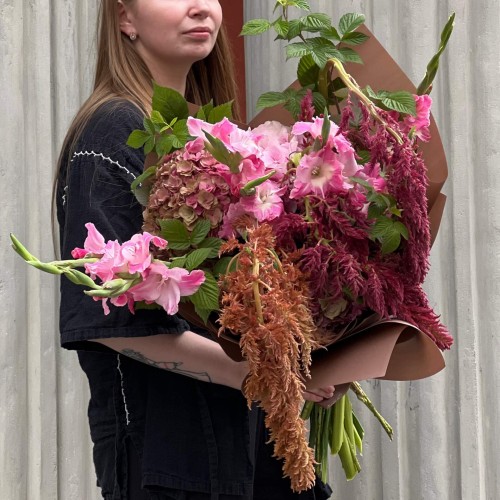Distinctive Seasonal Bouquet with Hydrangeas and Gladioli «Ruby Springs»