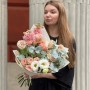 Романтичный пышный букет с кофейными розами «Миндальное пирожное»