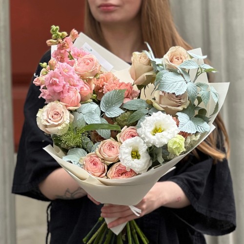 Романтичный пышный букет с кофейными розами «Миндальное пирожное»