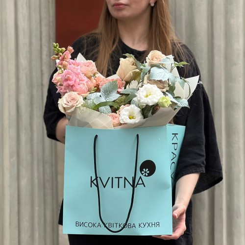 Романтичный пышный букет с кофейными розами «Миндальное пирожное»