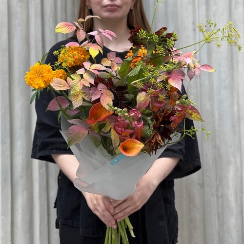 Juicy Summer Bouquet of Seasonal Flowers «Orange Espresso»