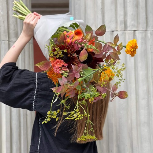 Juicy Summer Bouquet of Seasonal Flowers «Orange Espresso»