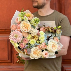 Warm Bouquet with Vicky Gardens Garden Roses «Peach Flan»