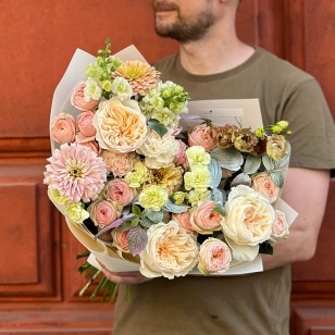 Warm Bouquet with Vicky Gardens Garden Roses «Peach Flan»