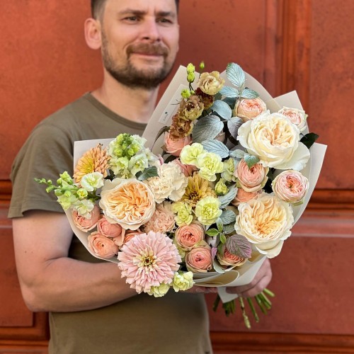 Warm Bouquet with Vicky Gardens Garden Roses «Peach Flan»
