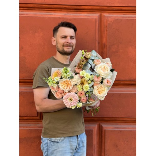 Warm Bouquet with Vicky Gardens Garden Roses «Peach Flan»