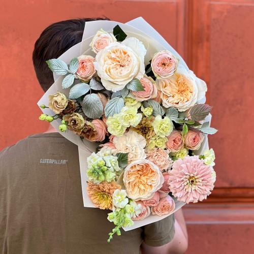 Warm Bouquet with Vicky Gardens Garden Roses «Peach Flan»