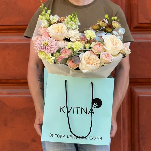 Warm Bouquet with Vicky Gardens Garden Roses «Peach Flan»