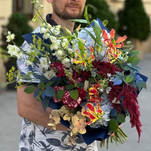 Distinctive Bouquet with Vibrant Gloriosa «The Lights of Avalon»