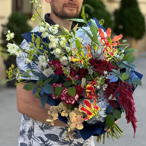 Distinctive Bouquet with Vibrant Gloriosa «The Lights of Avalon»