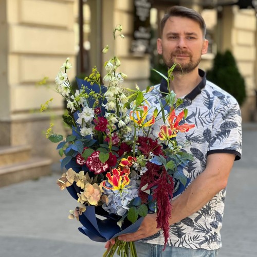 Distinctive Bouquet with Vibrant Gloriosa «The Lights of Avalon»