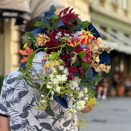 Distinctive Bouquet with Vibrant Gloriosa «The Lights of Avalon»