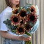 9 подсолнухов сорта ProCut Plum с эвкалиптом в букете «Багряный небосклон»