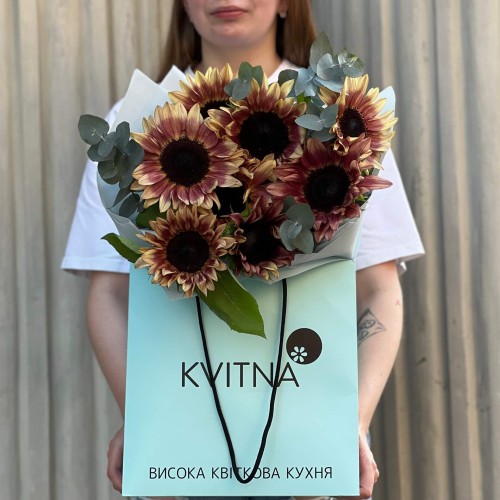 9 подсолнухов сорта ProCut Plum с эвкалиптом в букете «Багряный небосклон»
