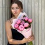 7 півоній Etched Salmon у букеті «Світанковий рум'янець»
