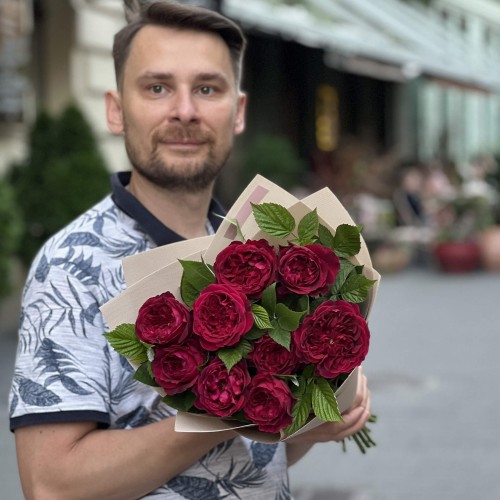 9 преміальних півонієвидних троянд Tess у букеті «Вишневий нектар»