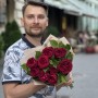 9 преміальних півонієвидних троянд Tess у букеті «Вишневий нектар»