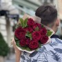 9 преміальних півонієвидних троянд Tess у букеті «Вишневий нектар»