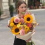 Яскравий букет з геліантусами в сонячних кольорах «Дотик золота»