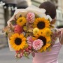 Яскравий букет з геліантусами в сонячних кольорах «Дотик золота»