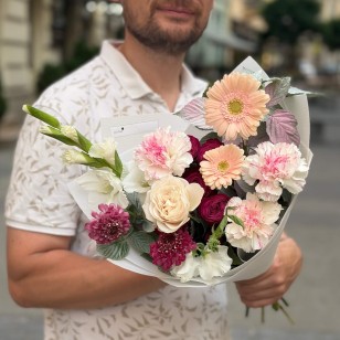 Світлий букет із скабіозою «Вишневий цьомчик»