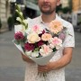 Світлий букет із скабіозою «Вишневий цьомчик»