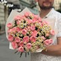 Милий букет із кущової півонієвидної троянди Sandringham і танацетуму «Романтична галявинка»