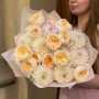 Изысканный дуо букет с георгинами Eveline и пионовидной розой Vicky Gardens «Тонкий намёк»