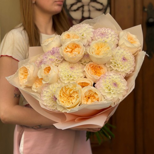 Изысканный дуо букет с георгинами Eveline и пионовидной розой Vicky Gardens «Тонкий намёк»
