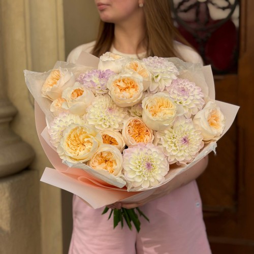 Изысканный дуо букет с георгинами Eveline и пионовидной розой Vicky Gardens «Тонкий намёк»