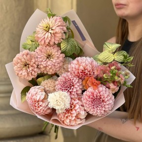 Ніжний букет із циній та жоржин Peaches N’ Cream «Персиковий рай»