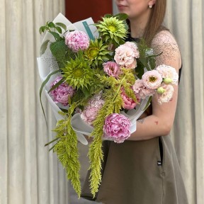 Пышный букет с пионами в садовом стиле «Зелёные родники»