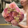 Нежный букет с георгинами и танацетумом «Красочный уют»