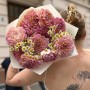 Нежный букет с георгинами и танацетумом «Красочный уют»