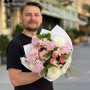 Світлий сезонний букет із айстрами та жоржинами «Серпнева ніжність»