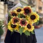 13 соняшників ProCut Plum у букеті «Затишний серпень»