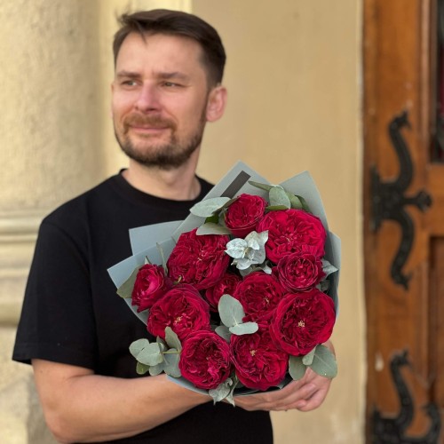 11 півонієвидних троянд Tess у букеті «Терпка вишня»