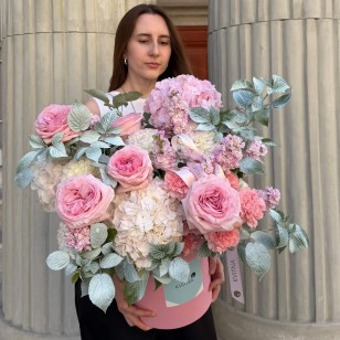 Вишукана обʼємна композиція у коробці з піоновидними трояндами Pink O'Hara «Пудровий сад»