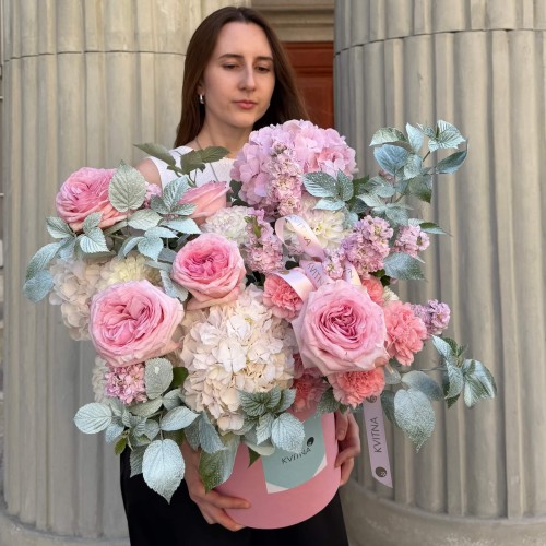 Вишукана обʼємна композиція у коробці з піоновидними трояндами Pink O'Hara «Пудровий сад»