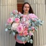 Вишукана обʼємна композиція у коробці з піоновидними трояндами Pink O'Hara «Пудровий сад»