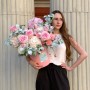Вишукана обʼємна композиція у коробці з піоновидними трояндами Pink O'Hara «Пудровий сад»