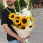 Розлогий дуобукет із соняшників і гладіолусів «Білі піски»