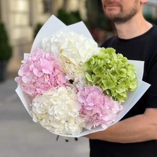 5 світлих гортензій у букеті «Яблучний акцент»